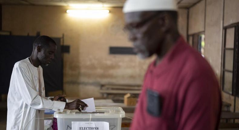 Un homme vote pour les élections législatives, dans un bureau de vote à Dakar, au Sénégal, le dimanche 31 juillet 2022 (Photo AP-Leo Correa)