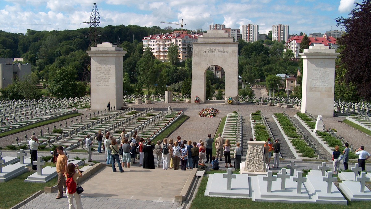 Gdy w listopadzie 1918 r. w Warszawie, Krakowie i Lublinie swobodnie łopotały już biało-czerwone flagi, oznajmiające odzyskanie niepodległości, to we Lwowie młodzi chłopcy i dziewczęta z bronią w ręku (a często bez niej) walczyli o każdą   ulicę, o każdy dom. Ich zryw okazał się zwycięski, ale obecna Polska ze względu na tzw. politykę wschodnią nie za bardzo chce o tym pamiętać.