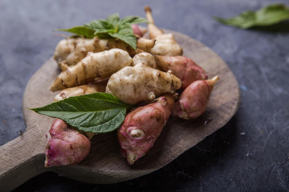 Kuchnia, w której pojawiają się te nieco zapomniane bulwy jest zdrowa, lekka i z gatunku comfort food – wszak to przecież poczciwe korzeniowe, a te kochamy, bo sycą i rozgrzewają