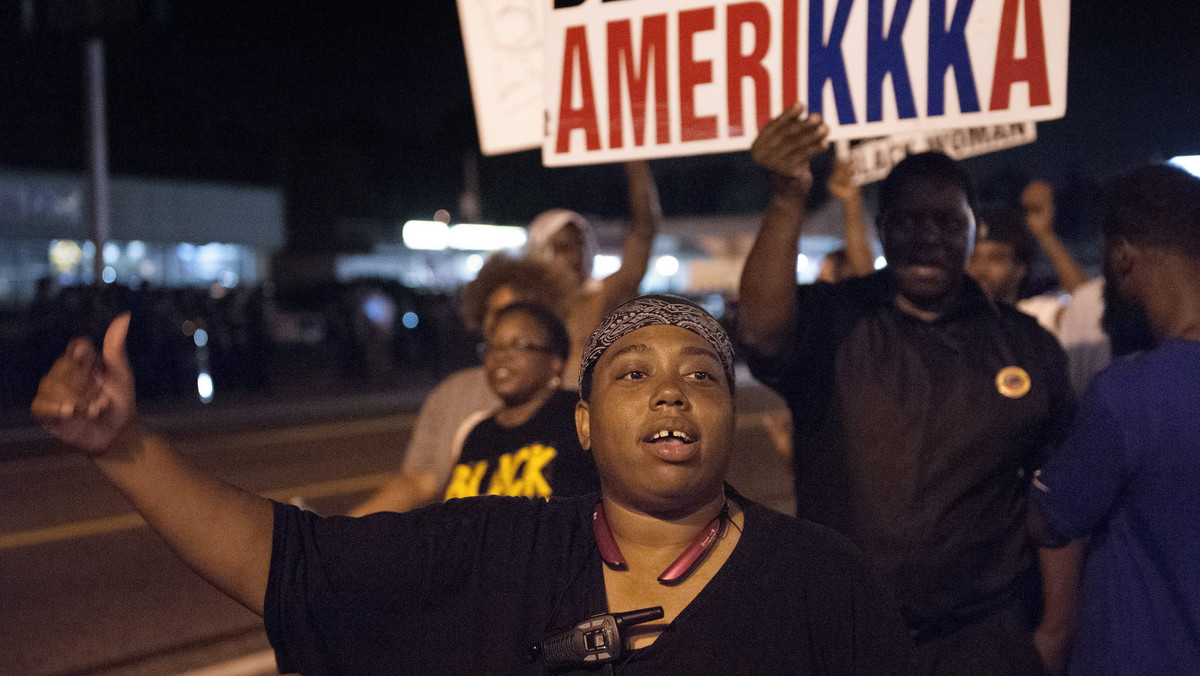 Zamieszki w Ferguson. Lokalne władze ogłosiły stan wyjątkowy. Poprzedniego dnia doszło tam do konfrontacji między policją a uczestnikami uroczystości w pierwszą rocznicę zastrzelenia Afroamerykanina Michaela Browna przez białego policjanta.