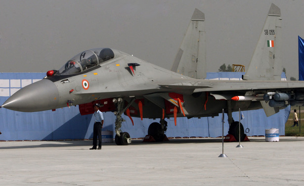 Samolot bojowy SU-30 w barwach indyjskich sił powietrznych