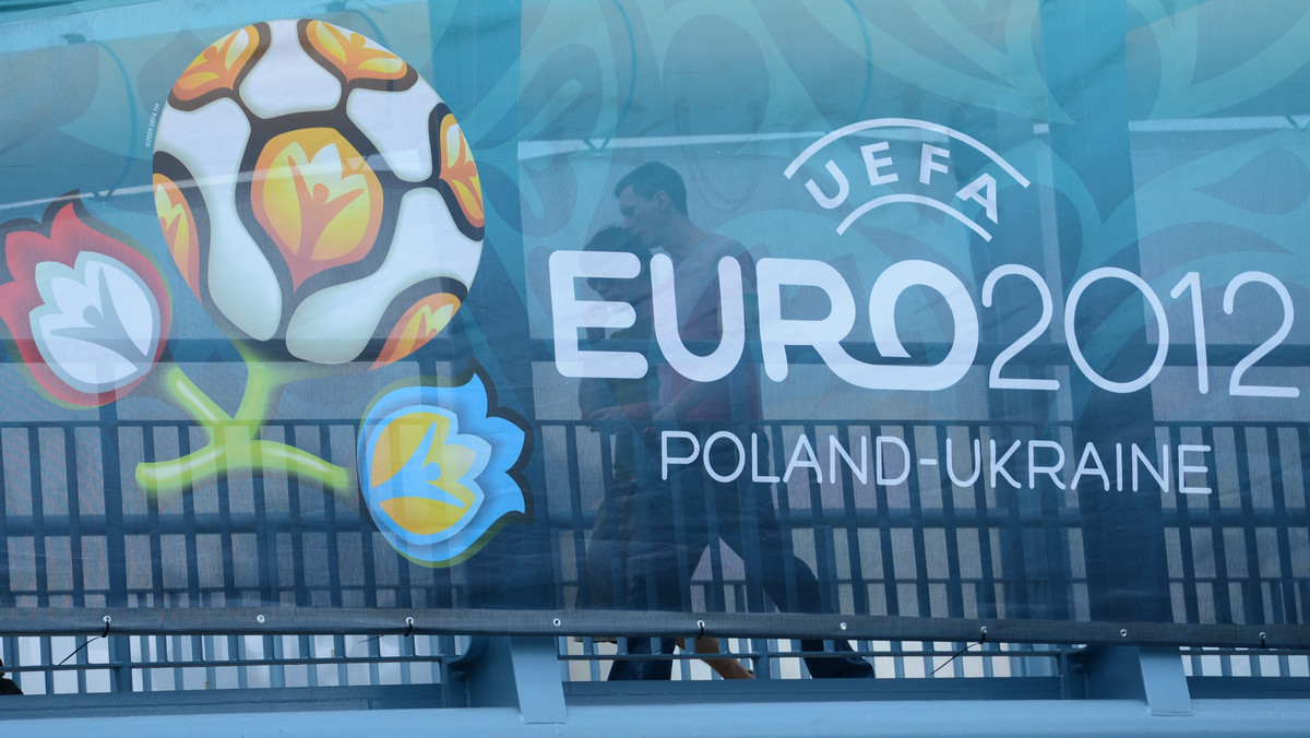 Już wkrótce do Polski wybiorą się fani piłki nożnej z całej Europy, aby kibicować swoim drużynom podczas Mistrzostw Europy 2012. Wraz z nimi do Polski wybiorą się jednak także funkcjonariusze policji z każdego z tych państw, aby bacznie obserwować niektórych ze swych kibiców - informuje CNN.