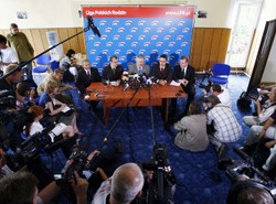 LPR przekroczyła w sondażu wyborczy próg