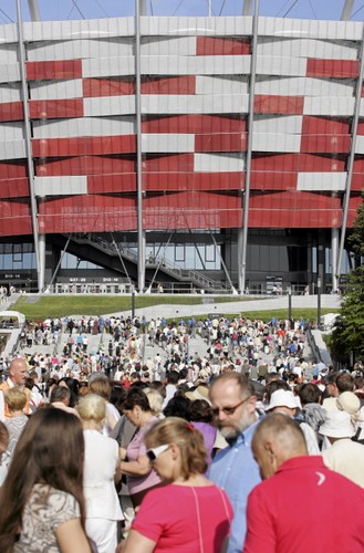 Tłumy wiernych przed wejściem na spotkanie