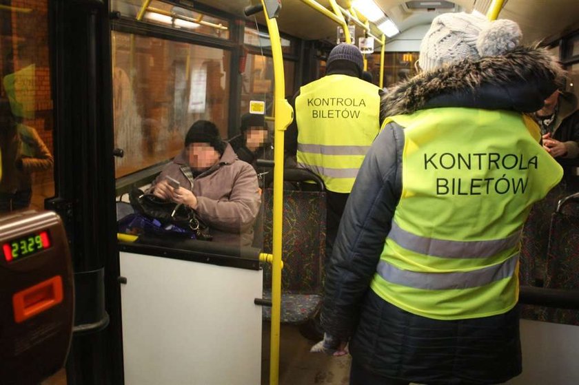 Czy kontroler biletów ma prawo zatrzymać mnie w tramwaju?