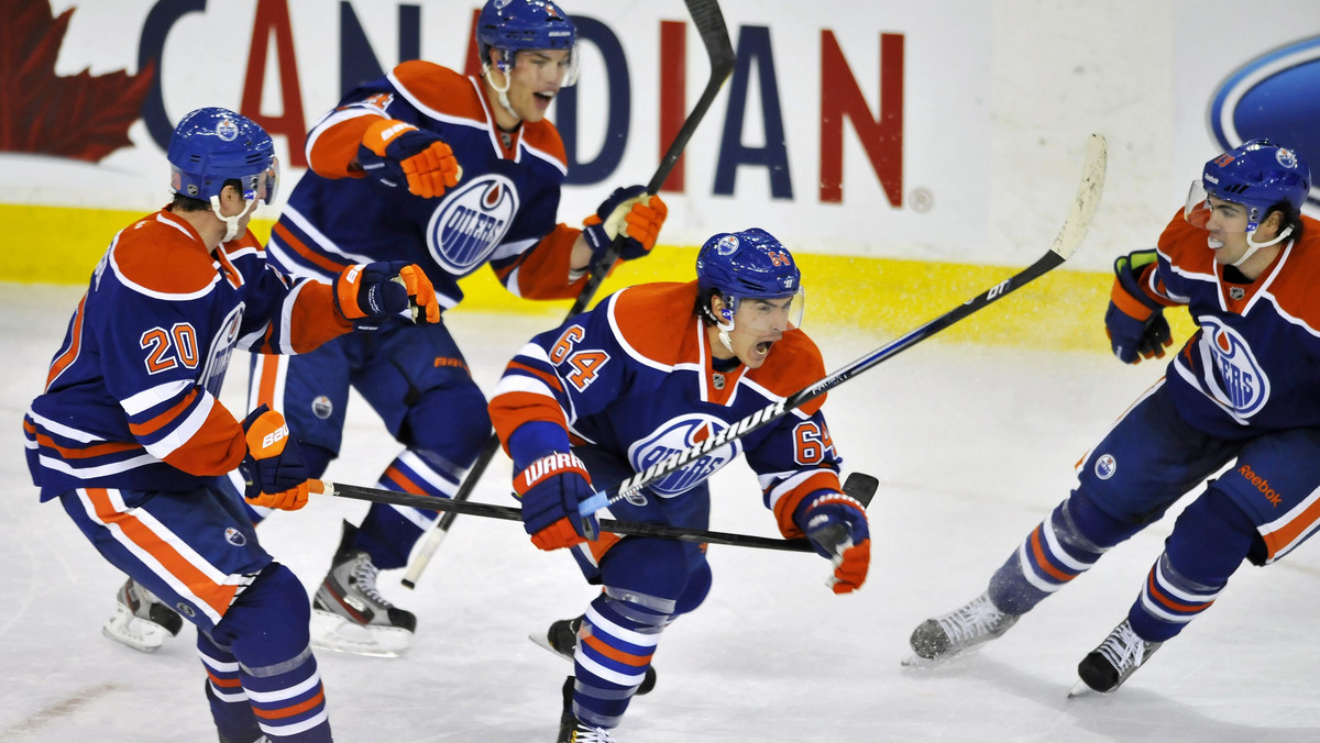 Szkolny błąd w dogrywce kosztował Los Angeles Kings utratę bramki i przegraną z Edmonton Oilers 1:2. Mistrzowie nadal nie wygrali w rozpoczętym w poprzednim tygodniu skróconym sezonie NHL.