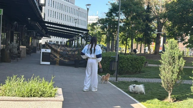 Njih je volela Anđela Đuričić: Danas se našla na meti NAŠEG PAPARACA ispred Gastozove zgrade!