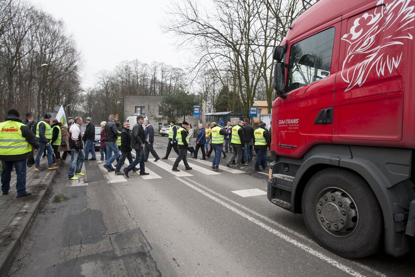 Kuźnia Nieborowska. Protest mieszkańców w sprawie DW 921