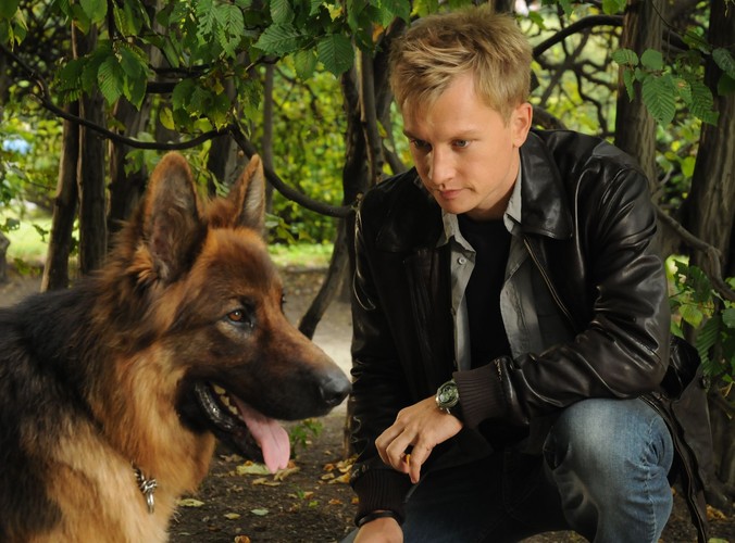 W roli jego opiekuna zobaczymy popularnego aktora młodego pokolenia Kubę Wesołowskiego, znanego m.in. z seriali „Czas honoru', oraz „1920. Wojna i miłość”. Wcieli się on w postać komisarza Marka Bromskiego