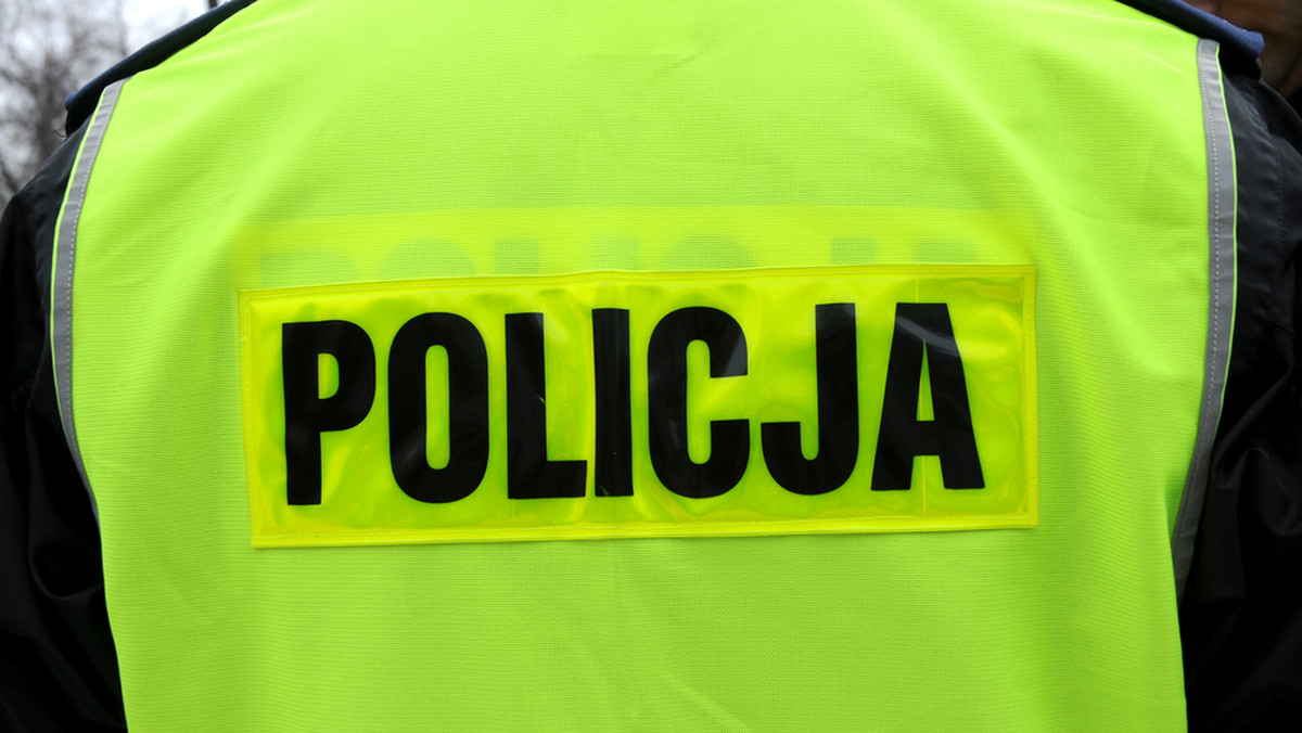 Zwłoki mężczyzny zostały znalezione dziś nad ranem. Ciało w okolicach starego mostu nad Narwią dostrzegł wędkarz - informuje portal Poranny.pl.