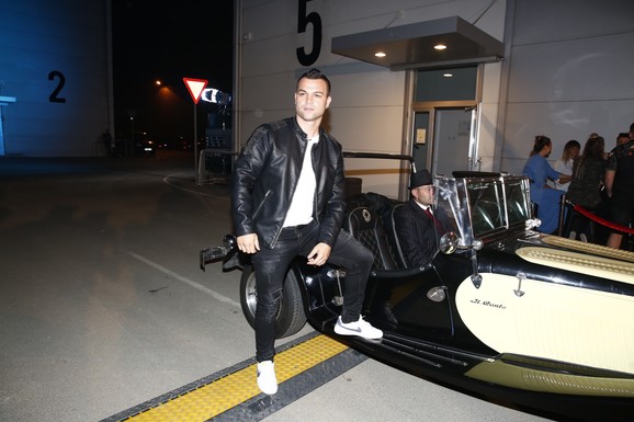 PEVAČ SAMO ČETIRI DANA PROVEO U VOJSCI Otišao na da služi rok, pa molio da ga vrate i puste: "Jedva sam se izvukao"