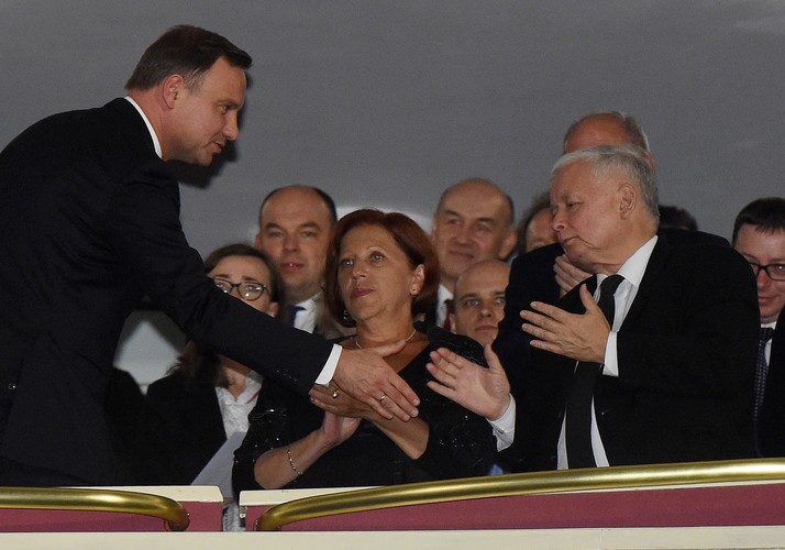 <strong>Goście premiery</strong>
<br></br>
Wśród gości uroczystej premiery byli: prezydent Andrzej Duda, premier Beata Szydło i prezes PiS Jarosław Kaczyński. Na poniedziałkową premierę filmu przybyli także m.in. członkowie rodzin ofiar katastrofy smoleńskiej, twórcy filmu oraz ministrowie, w tym wicepremier, minister kultury Piotr Gliński, wicepremier i minister rozwoju Mateusz Morawiecki, szef MON Antoni Macierewicz, a także marszałek Senatu Stanisław Karczewski.
<br></br>
Na zdjęciu prezydent RP Andrzej Duda i prezes PiS Jarosław Kaczyński.