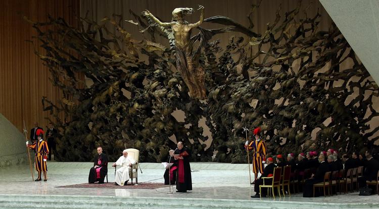 Ferenc pápa audienciáján készült róla ez a fotó, de vajon valódi az a szobor mögötte?