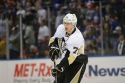 Rosyjski hokeista zawieszony za uderzenie rywala kijem w twarz [WIDEO]