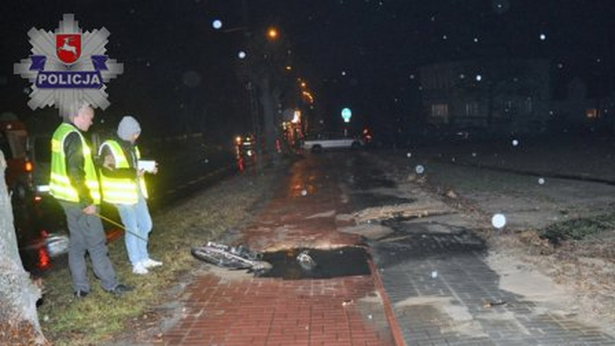 W Kraśniku wypływająca z rozszczelnionego wodociągu woda spowodowała powstanie dużej wyrwy w ścieżce rowerowej. W wyłom wjechał rowerzysta. Mężczyzna z obrażeniami trafił do szpitala - czytamy na stronie lubelskiej policji.