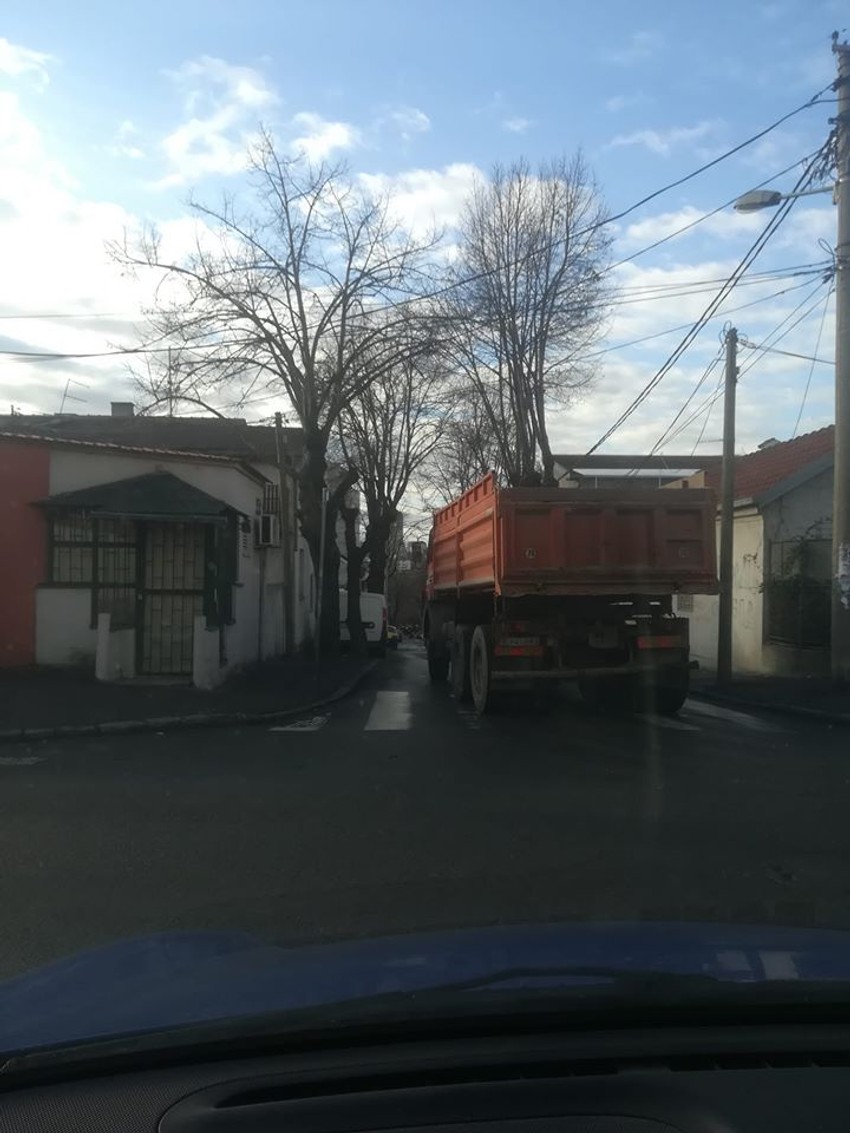 Kamion zatvorio ulicu