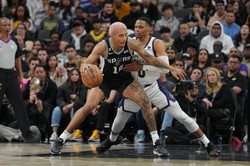 Sochan tylko raz trafił do kosza. Spurs zaliczyli 20. porażkę [WIDEO]