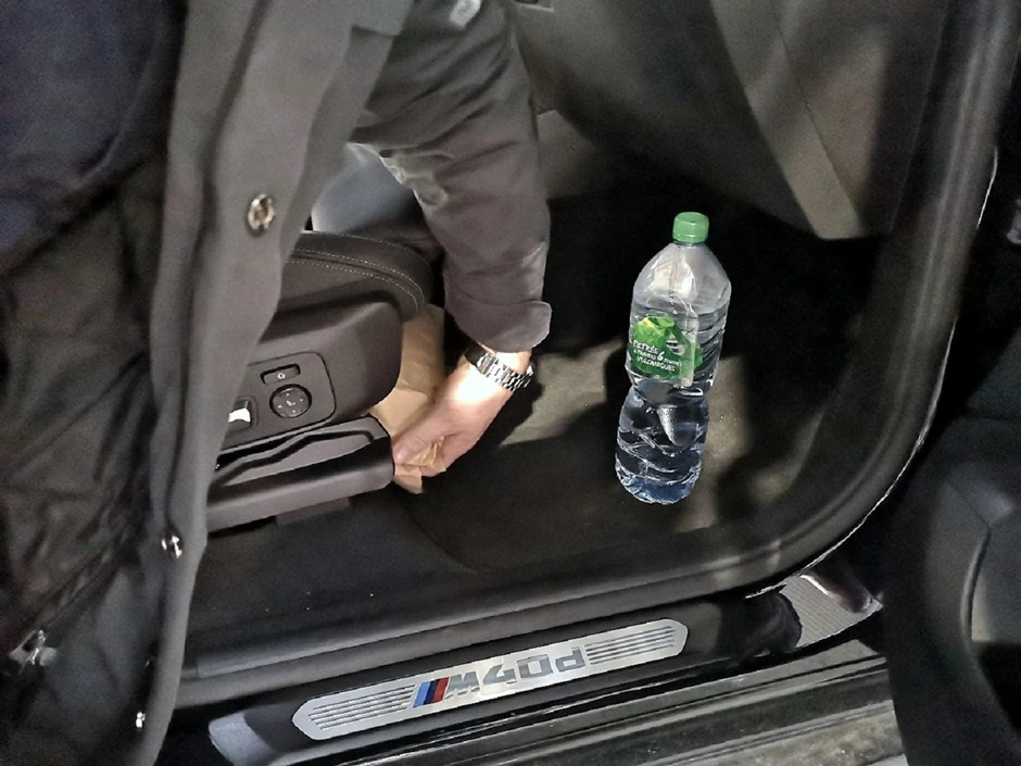 Carinik vadi kovertu sa neprijavljenim novcem ispod sedišta 