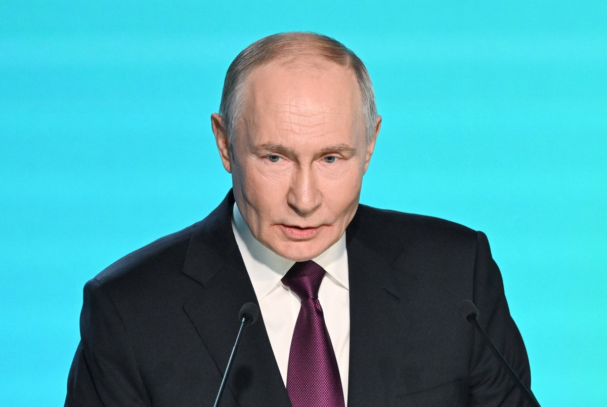 Putin pije szampana na Kremlu. Jego pupil daje Rosjanom powody do dumy