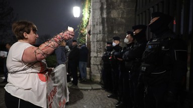 Jarosław Kaczyński odwiedził grób brata na Wawelu. Na miejscu czekali demonstranci [ZDJĘCIA]