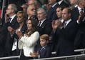 Kate Middleton na stadionie Wembley podczas meczu Anglia-Włochy (na zdjęciu z księciem Williamem i księciem Georgem)