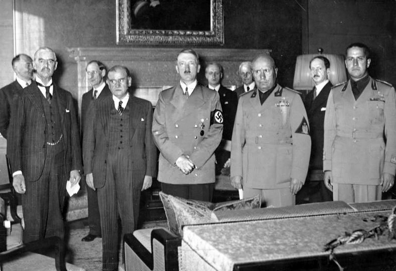Sygnatariusze układu monachijskiego - 29 września 1938. Od lewej: Neville Chamberlain, Édouard Daladier, Adolf Hitler i Benito Mussolini. Z prawej Galeazzo Ciano 
