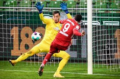 Lewandowski najpierw trafił w słupek, potem w poprzeczkę i wreszcie do siatki