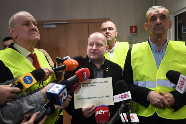 Prezes ZNP Sławomir Broniarz i przewodniczący Ogólnopolskiego Porozumienia Związków Zawodowych Jan Guz oraz przedstawiciele związków zawodowych zrzeszających nauczycieli i pracownikow oświaty rozmawiają z dzinnikarzami w Centrum Partnerstwa Społecznego Dialogu w Warszawie, gdzie miały odbyć się konsultacje płacowe z minister edukacji Anną Zalewską.