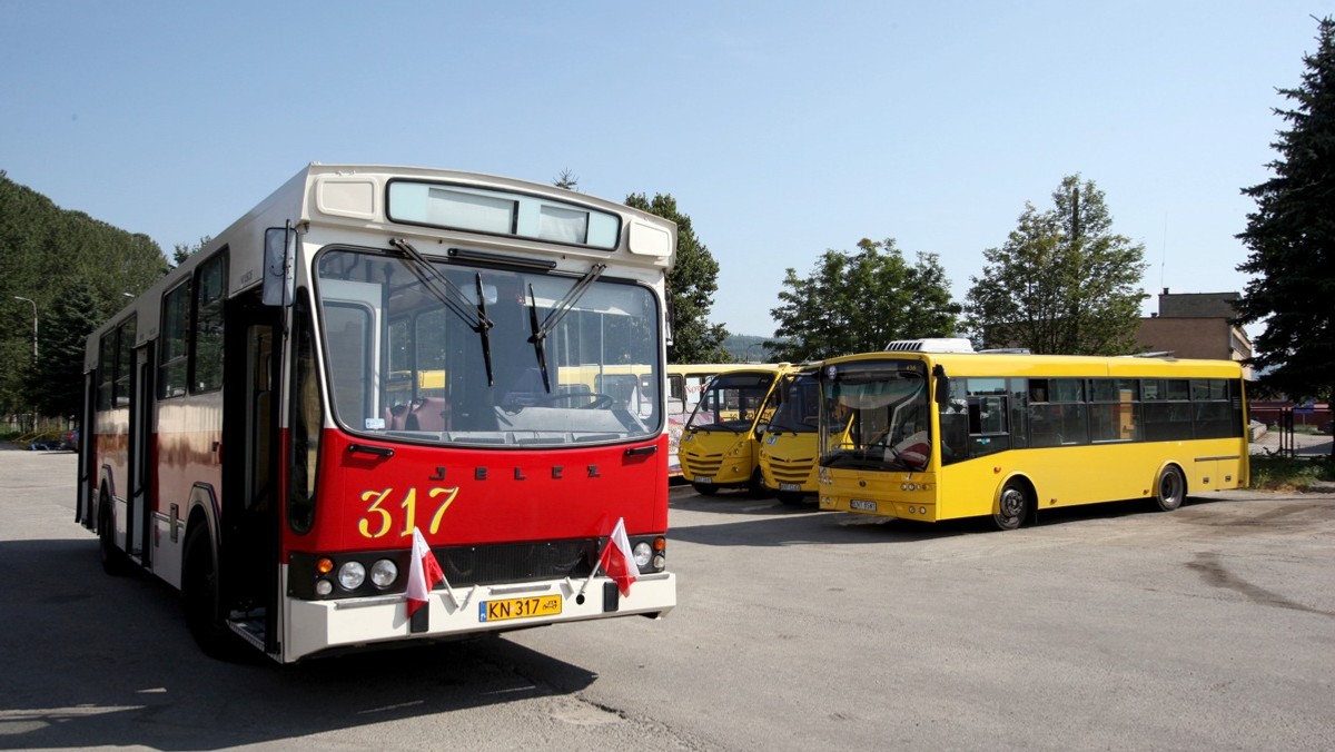 Są takie rejony Nowego Targu, gdzie nie dociera komunikacja miejska. Mieszkańcy m.in. Grela liczą na to, że wraz z rozwojem taboru Miejskiego Zakładu Komunikacji w pobliże ich domów dotrze autobus. Niestety, żaden z pojazdów nie jest zdolny by pokonać wąską trasę.