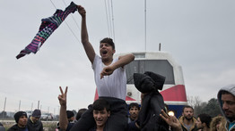 Pánik a határon! Kidöntötték a kerítést a migránsok