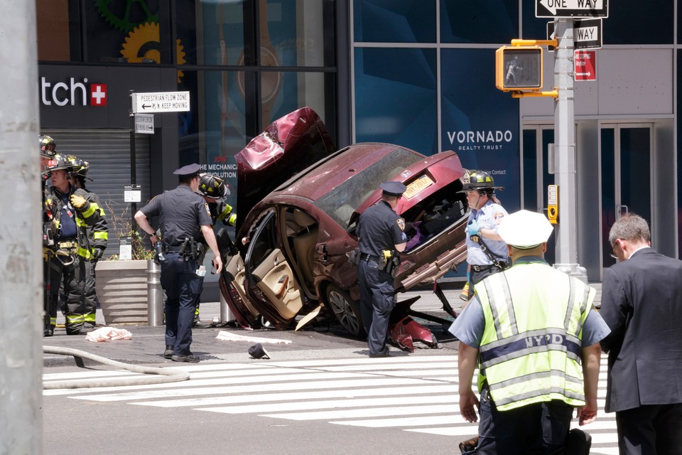 USA PEDESTRIANS STRUCK NYC (Vehicle strikes pedestrians in Times Square)