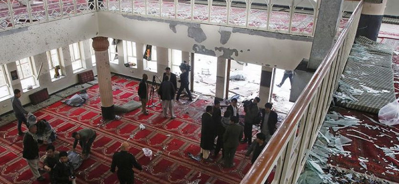 Eksplozja bomby w afgańskim meczecie. AFP donosi o kilkudziesięciu ofiarach