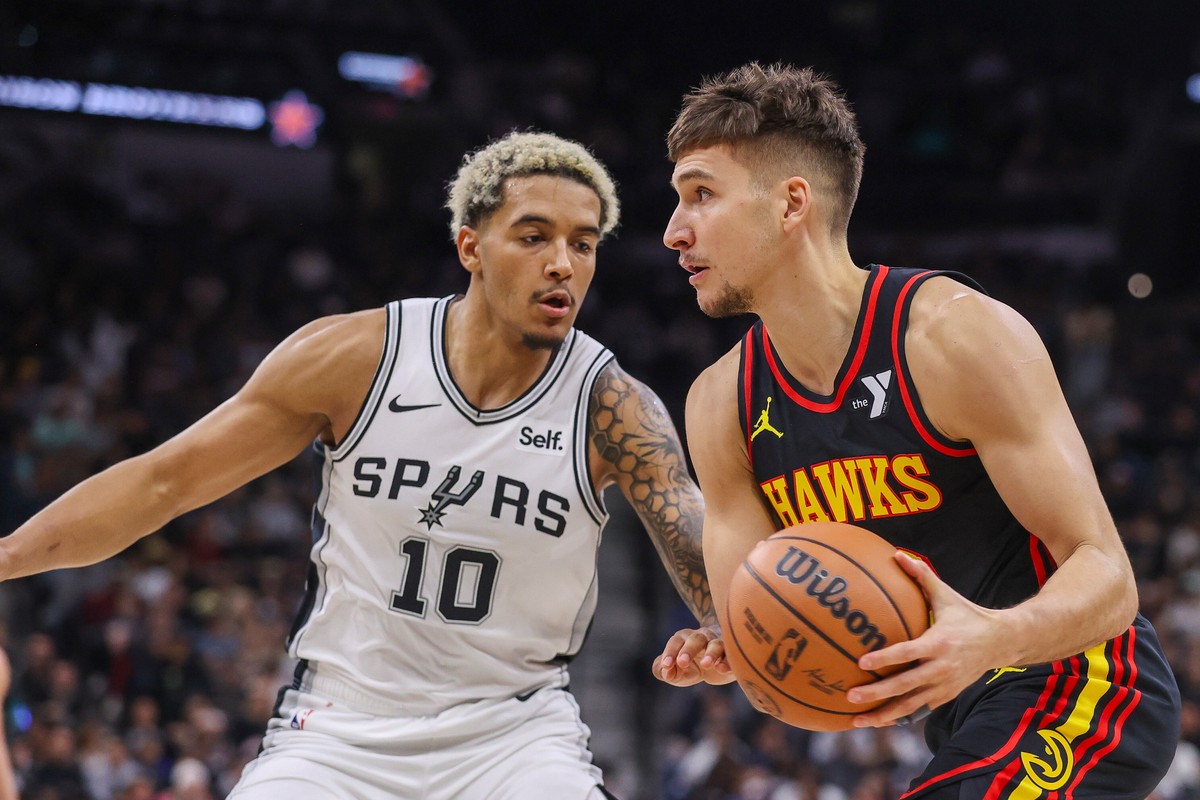 Jeremy Sochan (w białym stroju) rzucił 13 punktów. Spurs przegrali 14. mecz z rzędu