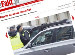 Rusin parkuje na środku skrzyżowania