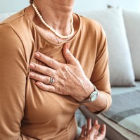 Mellkasi szúró érzés: infarktus, reflux vagy izomhúzódás okozza? Így döntheti el