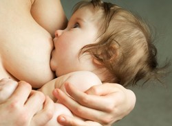 Nowa broń w walce z groźnymi bakteriami: mleko kobiet