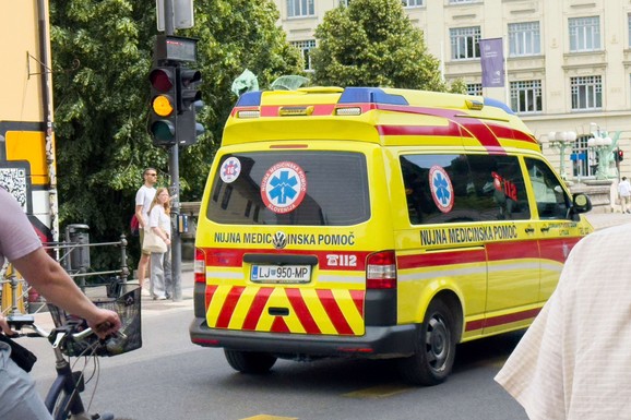 DEČAK (8) PAO SA MOSTA Užas u Sloveniji: Hitno prevezen u bolnicu