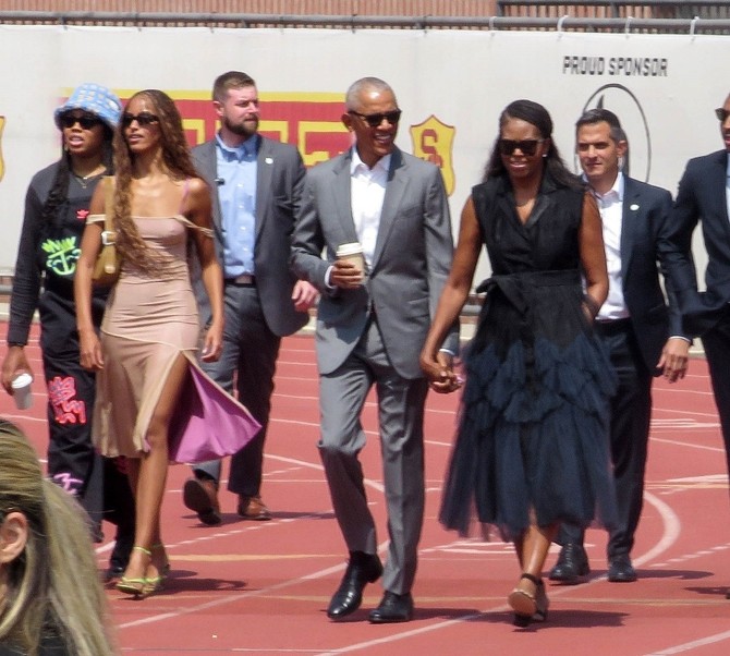 Barak Obama sa suprzgom i ćerkom