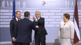 Juncker pofonjától a Fidesz kilépéséig: így romlott meg a kormánypárt viszonya a Néppárttal