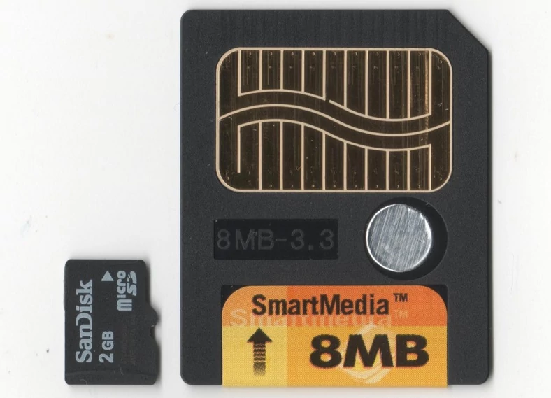 SmartMedia to jedne z najstarszych rodzajów kart pamięci, microSD dla skali (i porównania pojemności)