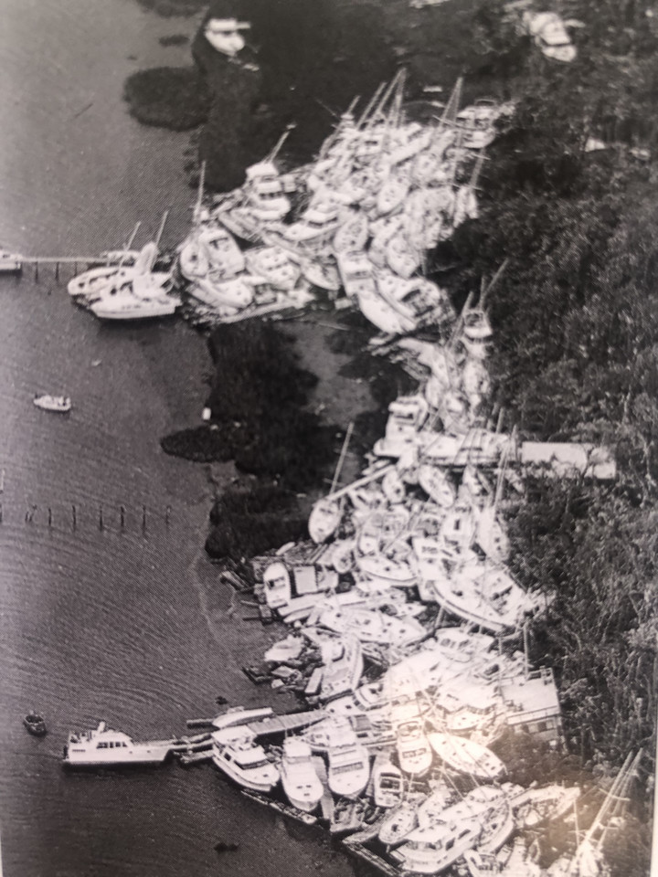 Skutki przejścia przez Charleston huraganu Hugo w 1989 r. Przystań jachtów, widocznych na zdjęciu, znajdowała się po drugiej stronie zatoki