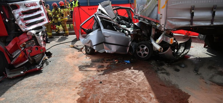 Śmiertelny wypadek na S8. Auto zmiażdżone przez tiry [WIDEO]