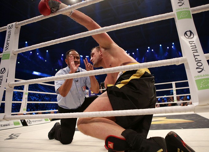 Władimir Kliczko zniszczył rywala i obronił mistrzowskie pasy