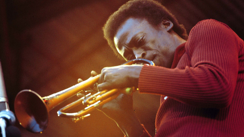 Miles Davis to, poza może Louisem Armstrongiem, prawdopodobnie jedyny muzyk jazzowy, którego imię znane jest nawet tym, którzy nie słuchają jego muzyki. Ikona i muzyczny rewolucjonista wiódł burzliwe życie artystyczne i prywatne, pełne narkotyków, przemocy i niezgody na amerykański rasizm. Opowiada o nim m.in. film dokumentalny "Birth of the Cool", który zobaczyć można na platformie Netflix. Czy tłumaczy w czym tkwiła tajemnica słynnego trębacza?