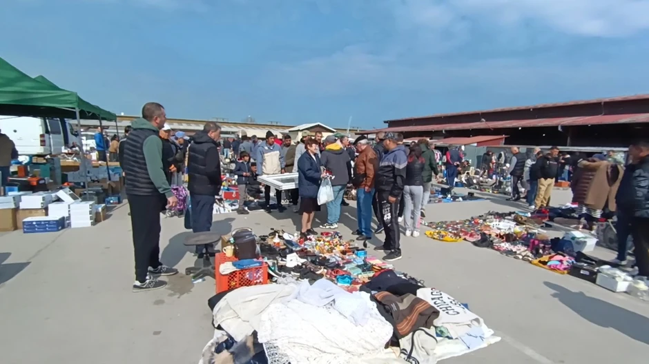 Na buvljaku u Subotici ima svega, od igle do lokomotive