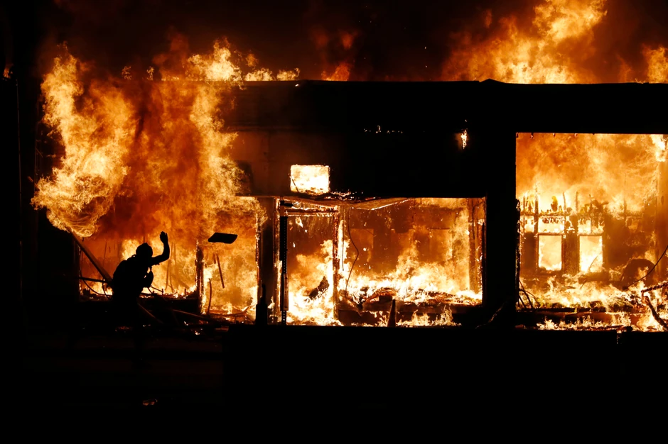 U Mineapolisu, gde je Flojd ubijen, održani su protesti koji su počeli mirno ali su se pretvorili u paljenje i pljačku.