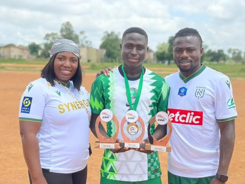 Moussa Simon et sa femme célèbrent la star des Golden Eagles Michael Emmanuel
