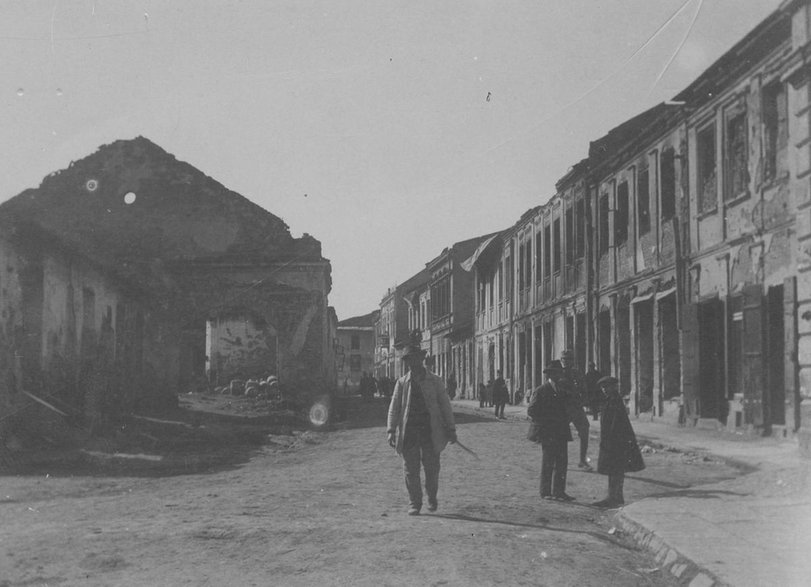 Zniszczenia z okresu Wielkiej Wojny walnie przyczyniły się do późniejszej hiperinflacji Na zdjęciu ruiny Gorlic.