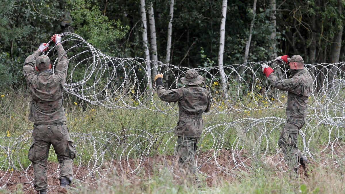 Granica polsko-białoruska. Żołnierze rozkładają drut kolczasty, by powstrzymać napływ migrantów