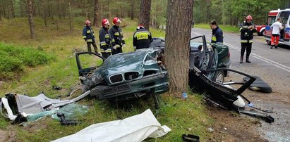 Śmierć na Helu. BMW roztrzaskało się na drzewie